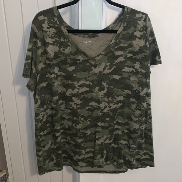 Ava & Viv Tops - Camo AVA&VIV 2X v-neck tee